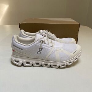 On Running Women’s Cloud 6 Sneaker in White/White sz 7.5 New in Box